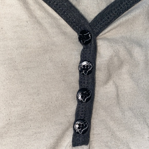 3/$20 Fox hooded long sleeve shirt. Vneck w/ buttons. Size Medium. - Picture 5 of 6